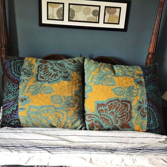 ANTHROPOLOGIE  100% Wool Embroidered pillow 30x30 - Picture 1 of 7